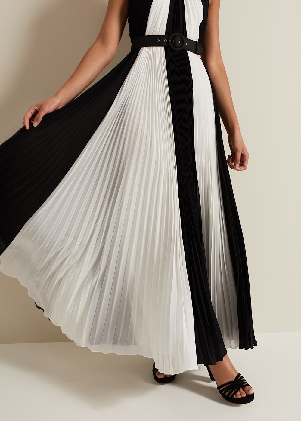 Pleated maxi dress black online