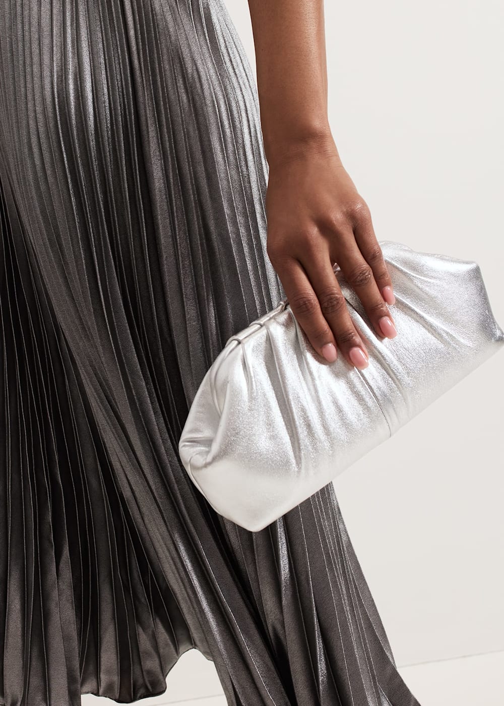 Silver pouch clutch 2025