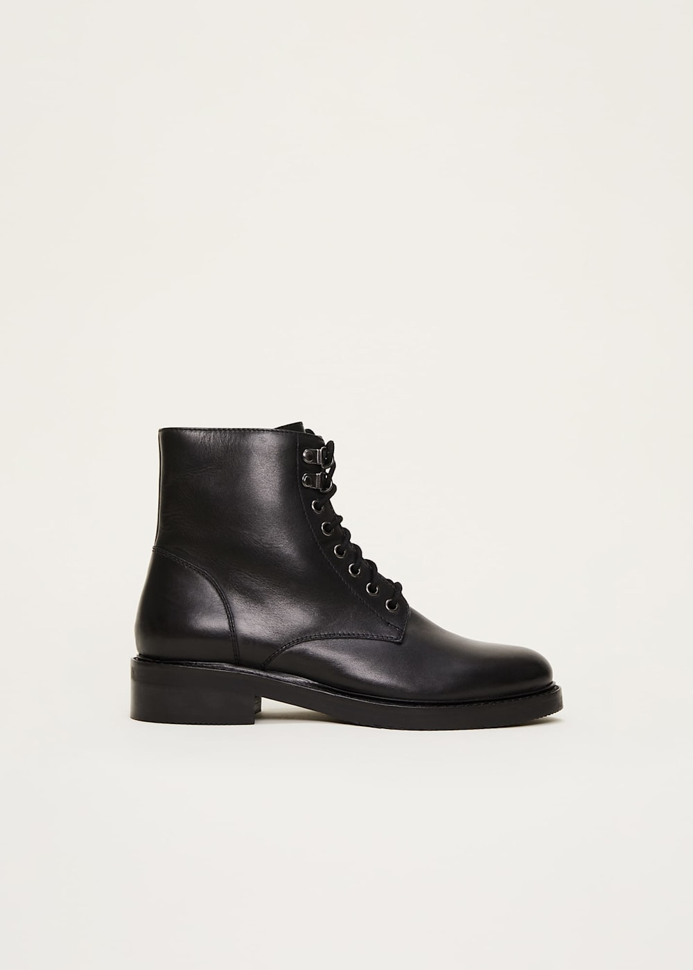 Black flat lace boots 2025
