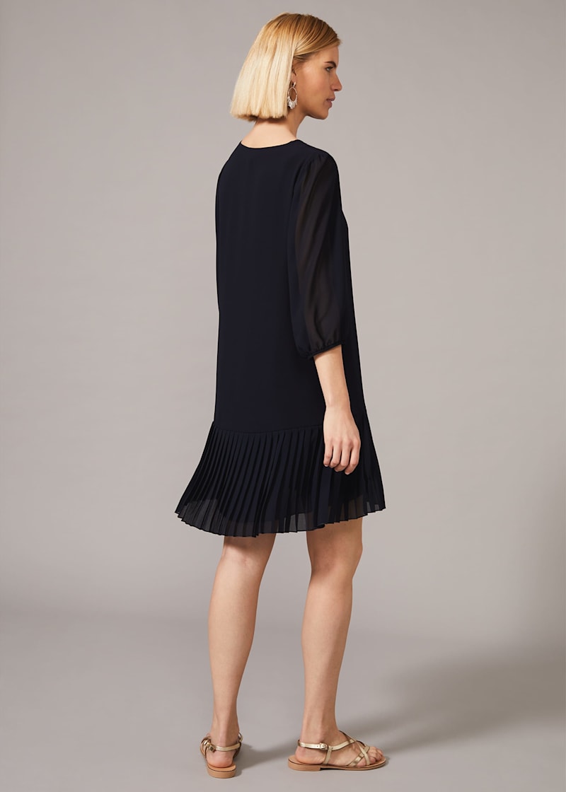 Pleated swing outlet dress